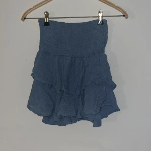 Blå volangkjol  - Super gullig och somrig volangkjol. I stretchigt material. 30kr, kan diskuteras❣️