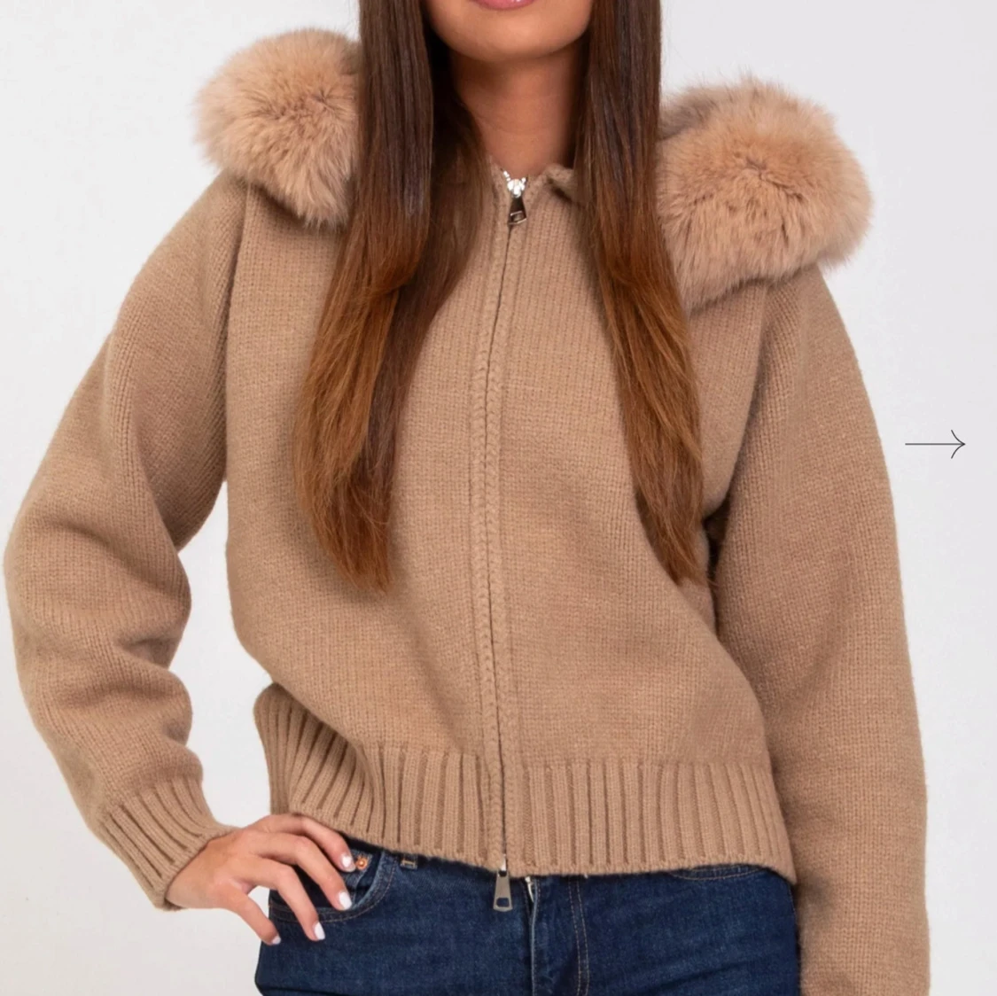 Beige stickad jacka från Alessa