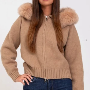 Beige stickad jacka från Alessa - Snygg beige stickad jacka med dragkedja och stor pälskrage. Be om egna bilder har även kvitto från alessa kvar så ni ser att den är äkta. Jackan är av äkta rävpäls❤️