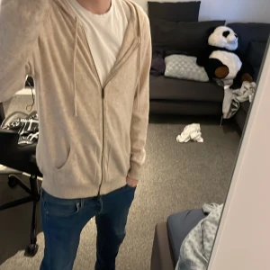 Davida Cashmere  - Beige hoodie från Davida Cashmere med dragkedja. Bekväm och passar perfekt för vår och sena sommarkvällar. 100% Kashmir, använd en gång, inga deffekter och Storlek M men passar även L. Nypris cirka 2700 kr, mitt pris 1000. Tveka inte på att höra av dig‼️‼️