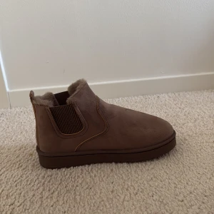 Oanvända ugs  - Säljer ett par bruna boots med mysigt foder och elastiska paneler på sidorna. Aldrig använda 