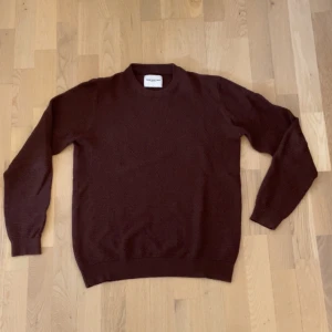 Tröja från These Glory Days - Säljer en stilren brun tröja från These Glory Days i storlek M. Köpt nu i vintras från Volt men säljer den nu på grund av att den inte kommer till användning. Plagget har inga defekter. Hör gärna av dig ifall du har några frågor🙌