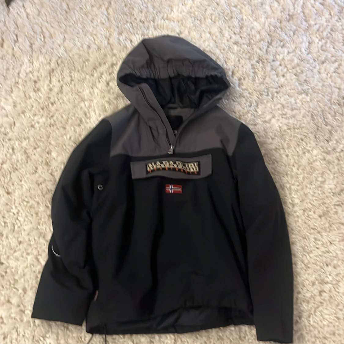 Svart och grå jacka från Napapijri