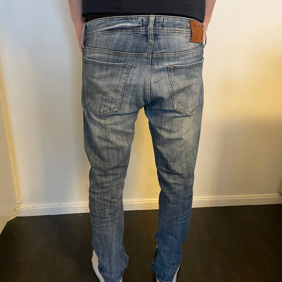Blå jeans med slitningar - 1