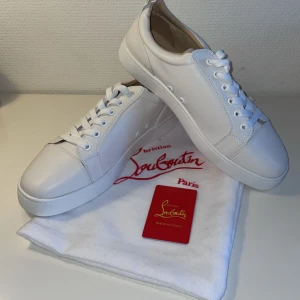 Christian Louboutin skor - Nästan helt oanvända Loubes, kommer med dustbag. De är helt vita. Om du har frågor skicka DM :). Priset kan diskuteras vid snabb affär.