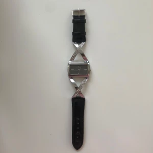 Läderklocka med silverdetaljer - Aldrig använd 🥰 passar även folk med mindre handleder då man kan göra den ganska liten! Klockan verkar inte funka men supersnygg som bara en accessoar 😋