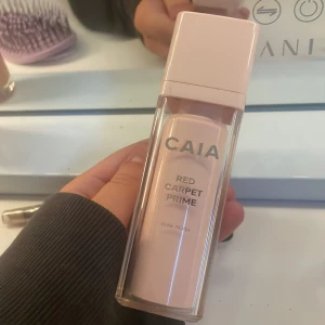 Caia glow primer  - Säljer min Caia glow primer som är använd tågra fåtal gånger, den är i färgen light to medium💓Den har en liten spricka längst upp men inget som påverkar.