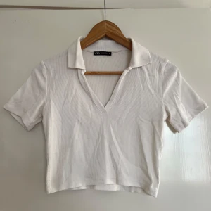 Vit topp - Säljer denna söta topp som är vit i gott skick! Står M men passar också mig som brukar ha S🥰