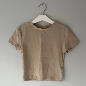 Beige magtröja - Beige tight magtröja från hm divided