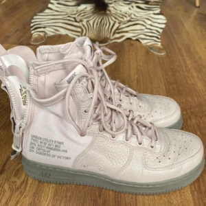 Nike Air känga  - Känga från Nike med snörning fram o h dragkedjor bak