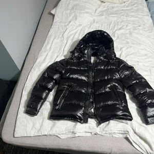  Moncler Maya/ svart - Säljer en snygg svart pufferjacka från Moncler i mycket bra skick. Jackan perfekt för vintern. Perfekt för att hålla sig varm och stilren i kylan! Ngn Scan plus se cod finns , hör av dig för mer info!