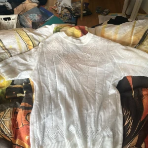 Vit stickad tröja med mönster - Säljer en vit stickad tröja med ett fint hålmönster. Tröjan har långa ärmar och en rund halsringning. Perfekt för en stilren look. Vintage, vet inte riktigt vilket märke osv då den inte har nån lapp. Tryck gärna på köp nu💞