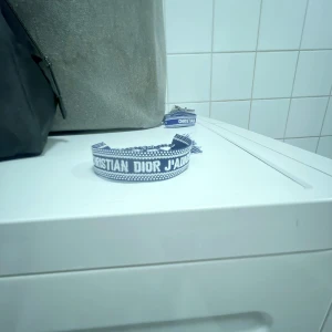 Dior armband  - Har detta i helt nya dior armband i en annan blå nyans, denna lite mer neutral och mörkare. Helt nytt skick och har ett till likadant. Hör av er vid funderingar// maxi