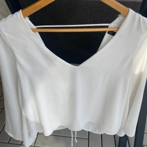 Vit blus med snörning i ryggen - Blus från Zara. Storlek S. Snörning i ryggen.