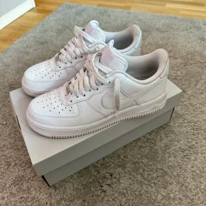 Air Force 1  - Yo säljer dessa Af1, väldigt fint skick fortfarande! Box medföljer ofc! Kan gå ner i pris vid snabb affär 