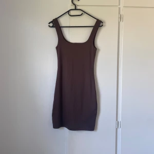 Kort klänning - Brun tight miniklänning. Använd 1 gång.