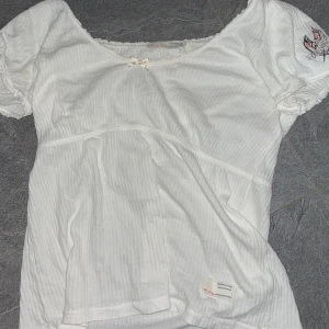 Odd molly topp - Jättesöt odd molly topp. Köpte på sellpy för 300kr men har aldrig kommit till användning då jag fick en liknande. Passar jättebra, skulle säga att den passar XS-M. Inga defekter, ser ny ut. Logga på armen. Skriv privat för bättre bilder! 🥰