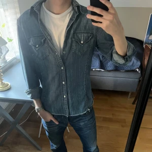J.Lindeberg denim jeansskjorta - En riktigt snygg jeansskjorta från J.Lindeberg denim. Bra skick, storlek M. Hör av er vid funderingar!