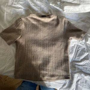 Beige ribbad topp från Zara - Snygg och skön topp från zara!