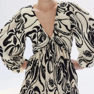 Mönstrad H&M klänning   - Säljer denna klänning då den inte kommer till användning, använd ca en gång och de är inga defekter, pris kan diskuteras 💗