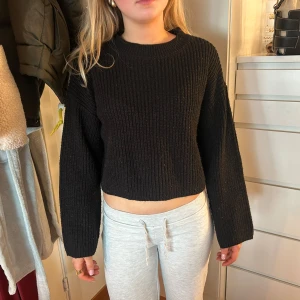 Stickad tröja  - Skön stickad tröja från Vero Moda som inte kommer till användning, lite nopprig men annars inga defekter!🥰