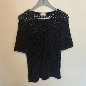 Acne Studios- Virkstickad svart t shirt. - Size: est medium  plus) -Measures: Length: Shoulders: Bust: Waist: Sleeves:  -Condition: