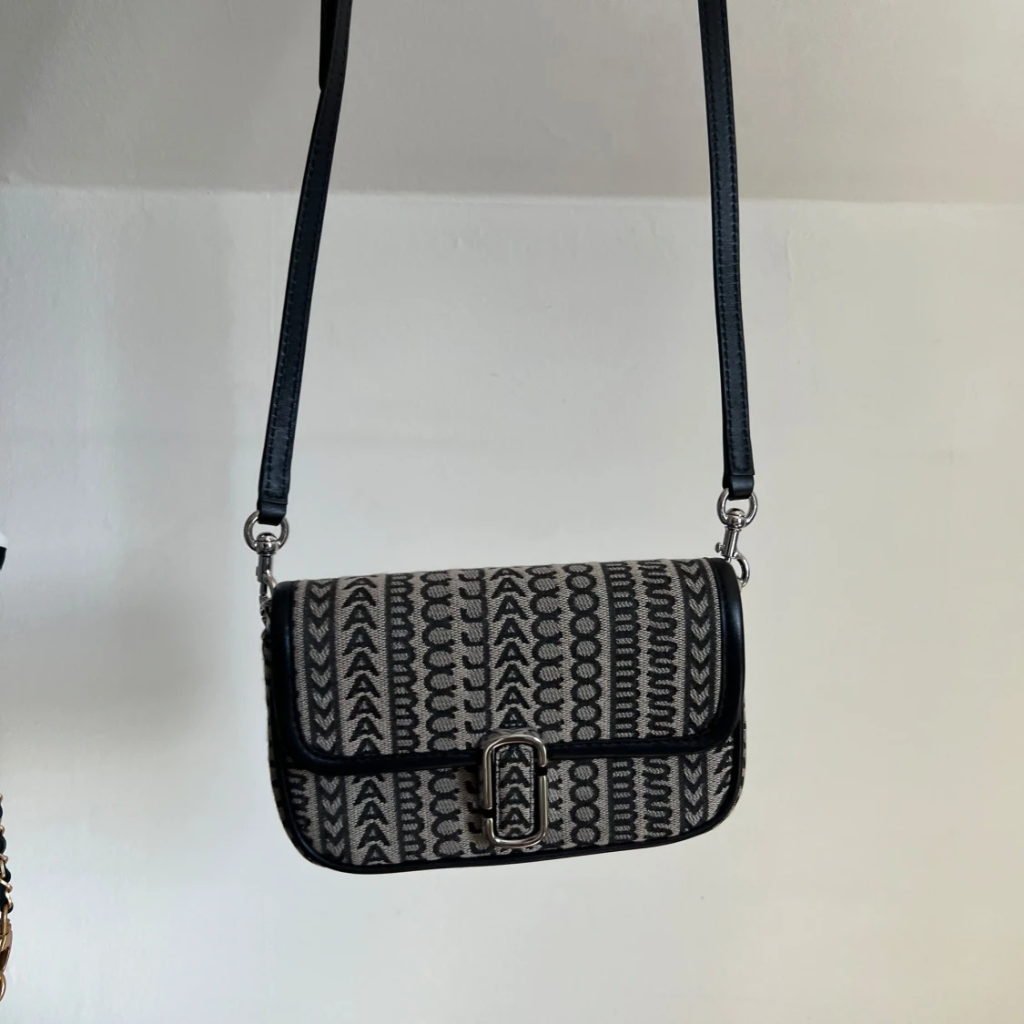 Marc Jacobs axelremsväska  - 1