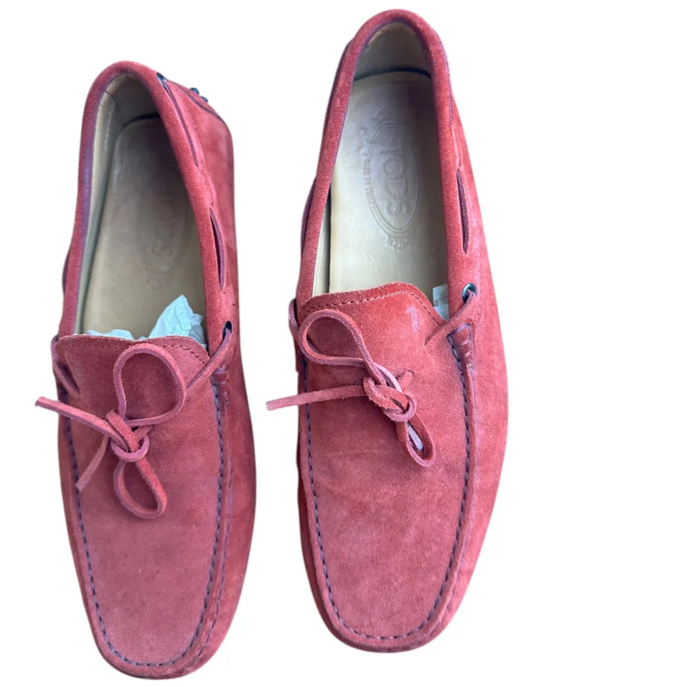 Tod’s loafers. Storlek 6.5 passar 40/40.5. Skick 8/10. Pris 1290kr. Finns att köpa på Fashionels.com. Kengät.