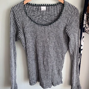 Långärmad topp - Söt långärmad topp köpt secondhand. Står ingen storlek men skulle säga S/M. Har sytt in lite på sidorna men kan sprätta upp på begäran.