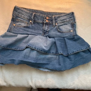 Jeanskjol - Jätte fin Jeanskjol med volang. Har sytt själv! aldrig använd och passar perfekt till sommaren!🩷