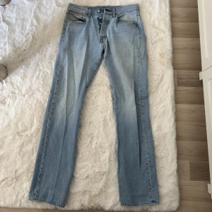 Levis 501 - Jättefina! Skulle säga att de är i storlek M och för någon över 170! 🫶🏻 Levis 501