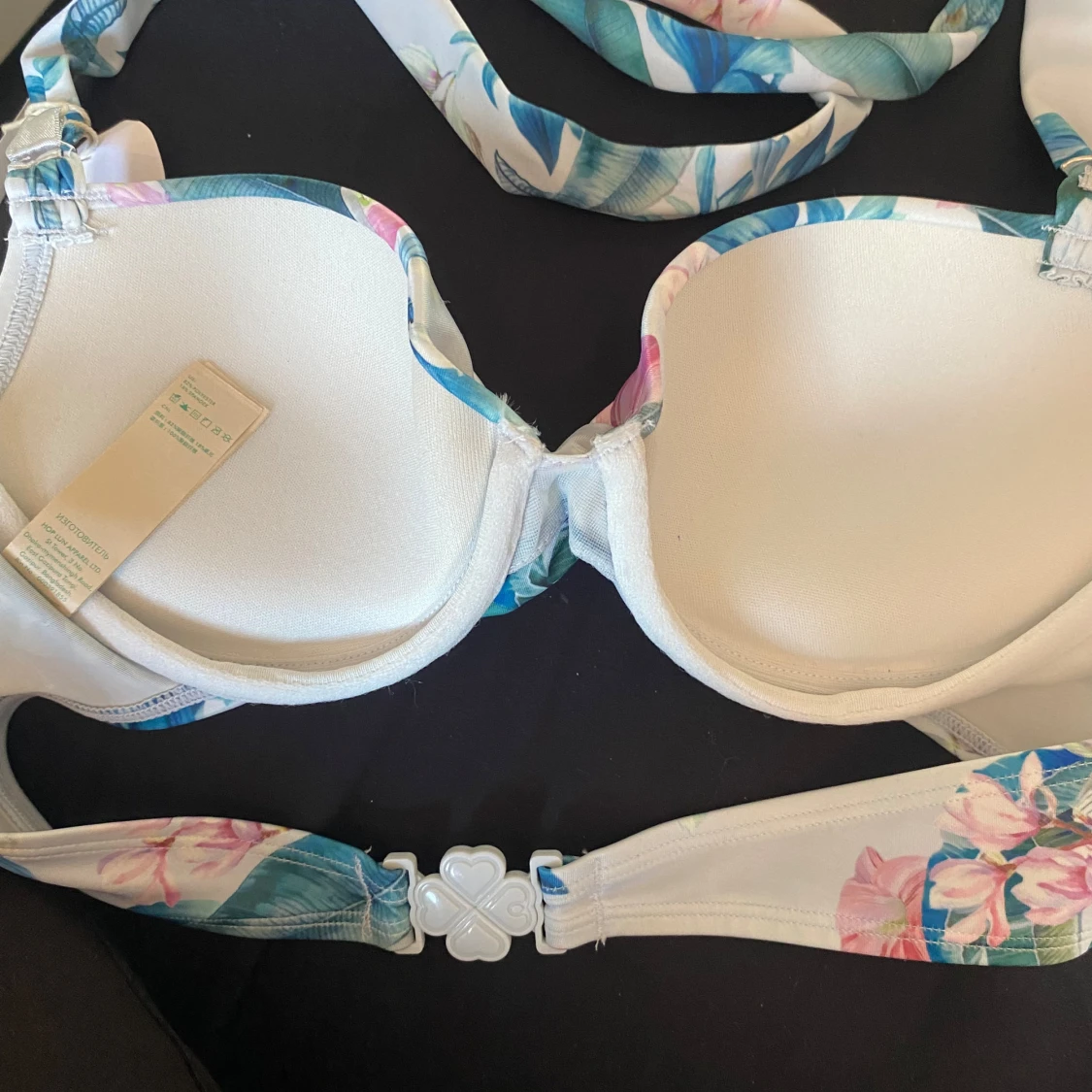 Blommig bikiniöverdel från Dorina - 2