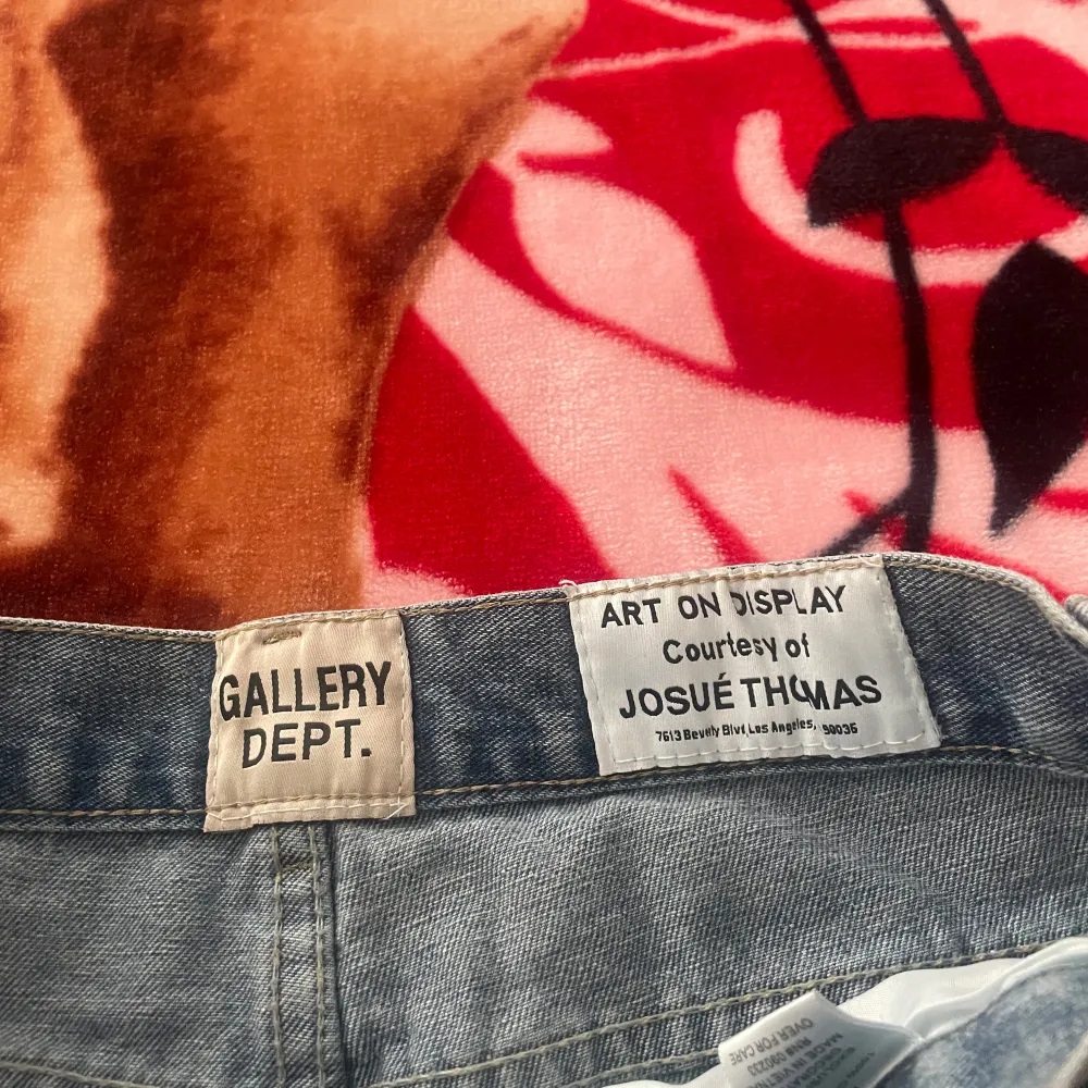 Unika jeans från Gallery Dept. med coola färgstänk och slitna detaljer. Perfekt för dig som vill sticka ut med en konstnärlig touch. De har en klassisk femficksdesign och en bekväm passform.. Farkut & Housut.