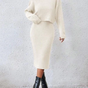 Beige set med ribbad klänning och tröja - Snygg beige ribbad klänning med en matchande långärmad tröja. Klänningen är ärmlös och har en tight passform som framhäver figuren. Perfekt för både höst och vår. Kombinera med stövlar för en komplett look. Använd 1-2 gånger.