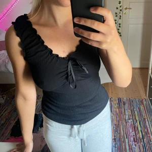 svart linne från brandy melville  - superfint linne med snörning från brandy. köpt för ca 300 kr 