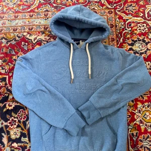 Blå superdry hoodie - En riktigt fet superdry hoodie i storlek S. Passar perfekt nu till sommaren! 