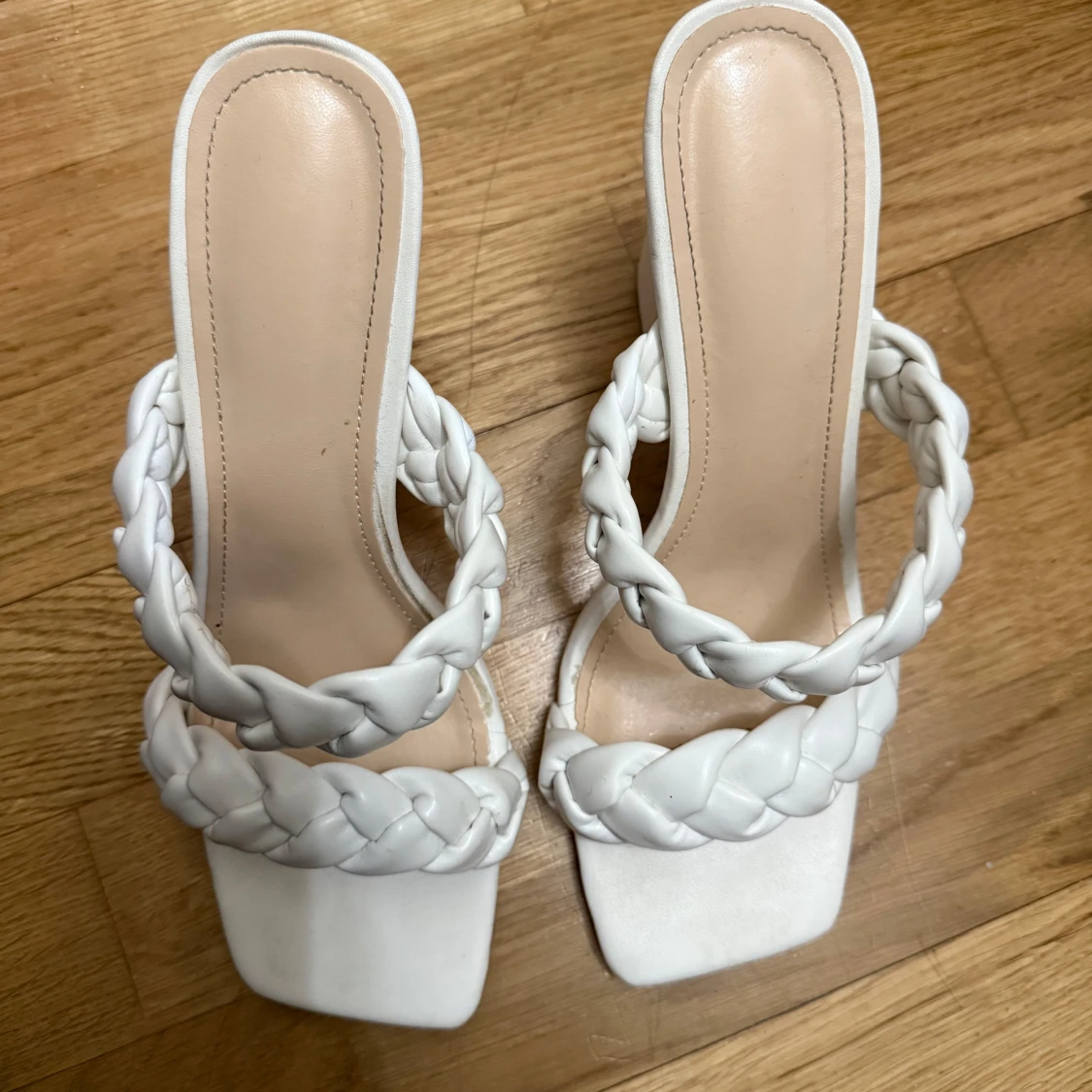 Vita heels  med flätade remmar - 2