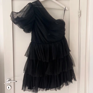 Svart one-shoulder klänning från By Malina  - Svart one shoulder klänning från By Malina. Endas använd en gång så i mycket bra skick. Ny pris 3500kr. Storlek L. 