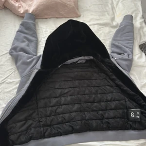 Grå jacka från Moose Knucklers - Säljer en snygg mosse knuckles hoodie xl i barn storlek pris kan diskuteras.