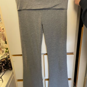 Grå yoga pants från Gina Tricot - Säljer ett par grå mjukisbyxor från Gina Tricot. Har använt några gånger men inget sliten eller hål nånstans. Byxorna har en bekväm passform och är perfekta för en avslappnad stil. De är tillverkade i ett mjukt material som är skönt att ha. De är uppsydda ca 3 cm så ni vet. Kontakta mig så kan vi diskutera pris om man vill😃