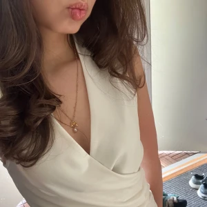 Vit topp - Snygg vit drapperad topp med djup v-ringning. Perfekt för en stilren look. Sååå snygg till fest eller middag. Använd 1 gång så i superbra skick.