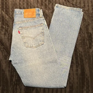 Levis 501 jeans - Pris kan diskuteras och mer info kan du få, det är bara att fråga.                                                     Klassiska Levis 501 jeans i ljusblå denim. Dessa jeans har en rak passform och är tillverkade av slitstarkt bomullsmaterial. Perfekta för en avslappnad stil.
