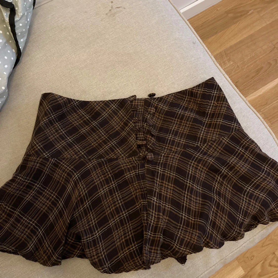 Brun rutig kjol med knappar