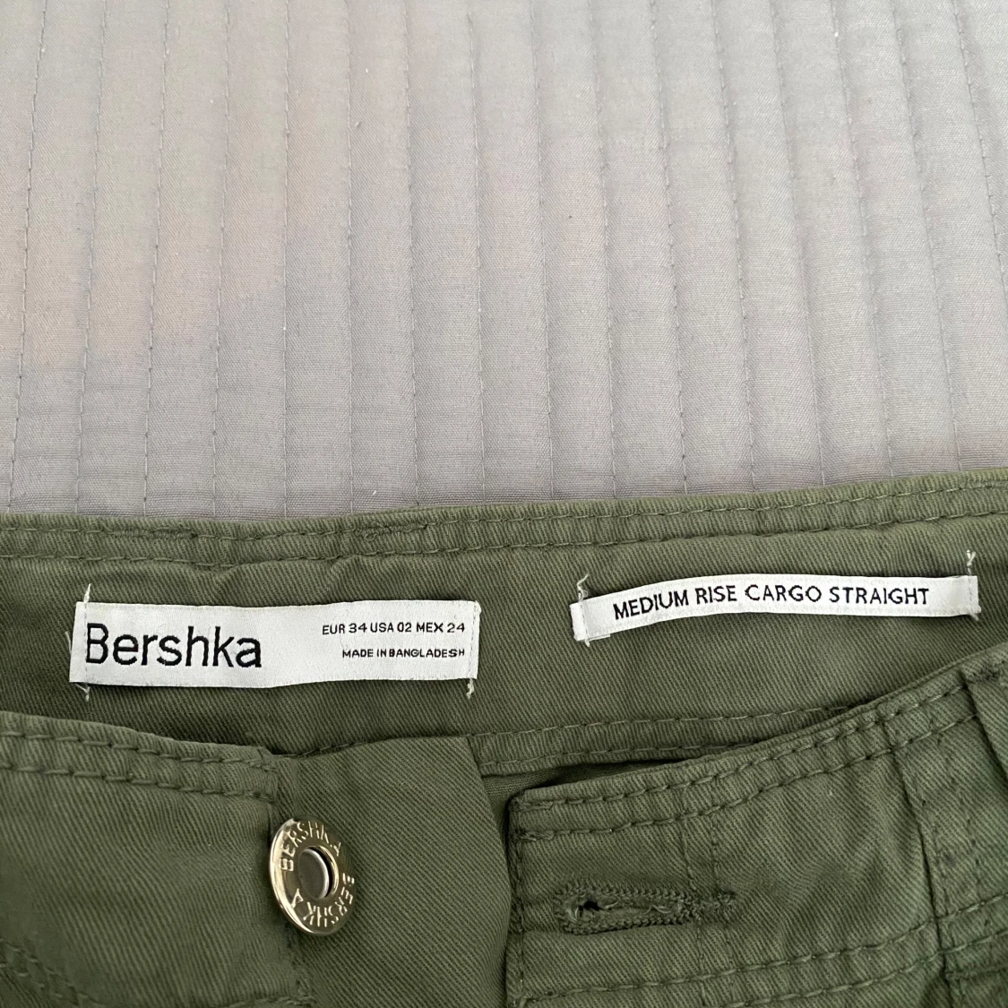Olivgröna cargobyxor från Bershka - 1