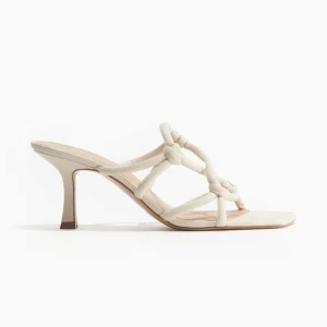 Vita sandaler med klack från H&M - Säljer dessa beige/vita sandaler från H&M med knutdetalj på ovansidan. Använda endast 1 gång, nyskick. Köpta för 300kr.