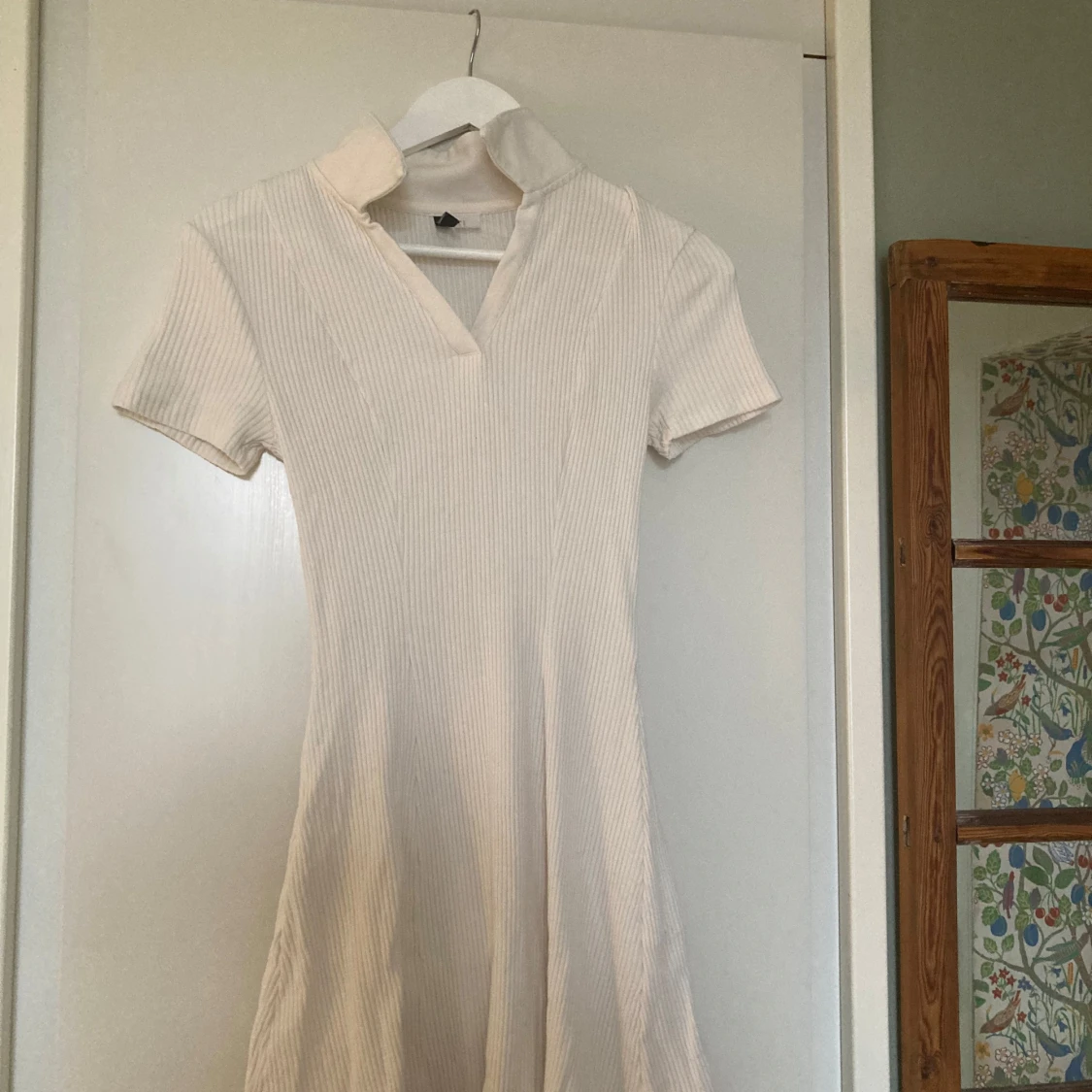 Vit ribbad klänning