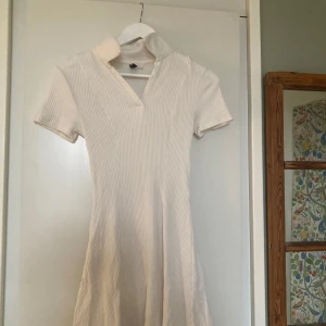 Vit ribbad klänning - Väldigt mjuk :)
