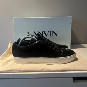 Lanvin  - INGA BYTEN. Säljer mina Lanvin skor, dom är i bra skick, finns lite crease. White cream är applicerat. Inget og tillkommer. Hör av er vid frågor. 