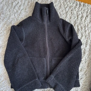 Svart teddyjacka med dragkedja - Säljer min superfina Teddy jacka från hm i storlek xs💘💘