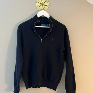 Polo Ralph lauren zip  - Säljer min polo zip tröja för att den är för liten. Andvänd 1 gång så väldigt bra skick. Väldigt snyggt att ha nu under hösten 🍂🍁fråga frågor vid minsta bekymmer ✌️